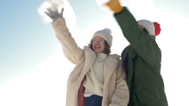 Linda adolescente y su hermana mayor o mamá están jugando con la nieve durante un paseo de invierno. — Vídeos de Stock