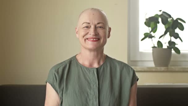 Γυναίκα με καρκίνο είναι αποφασισμένη να καταπολεμήσει την ασθένεια. Μια ηλικιωμένη γυναίκα που είναι φαλακρή μετά από χημειοθεραπεία. — Αρχείο Βίντεο