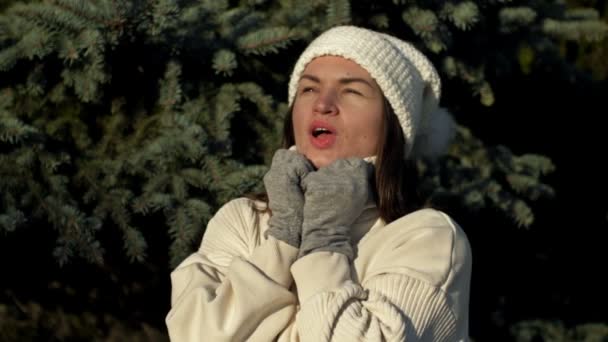 Jeune femme gaie en vêtements légers profite d'une journée ensoleillée et une promenade dans la forêt d'hiver. — Video