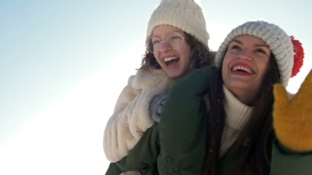 Mladá žena a její dospívající dcera se baví na zimní procházce. Slunečný den, rodinná dovolená. — Stock video