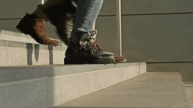 Alt geçitten ya da metrodan inen farklı insanların bacakları..