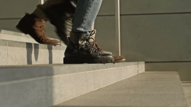 Ноги разных людей спускаются по лестнице подземного перехода или метро. — стоковое видео