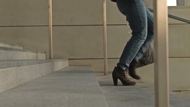 I piedi di persone diverse scendono le scale di un sottopassaggio o della metropolitana in modi diversi.. — Video Stock