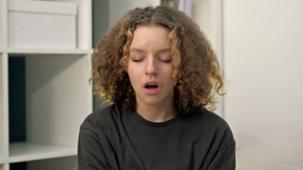 Портрет дівчини-підлітка, яка чхає . — стокове відео