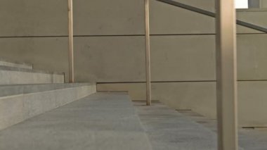 Farklı insanların ayakları bir alt geçidin ya da metronun merdivenlerinden farklı şekillerde inerler..