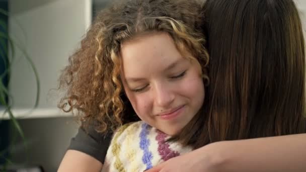 Teenager mädchen glücklich umarmt ihre mutter oder freundin. — Stockvideo