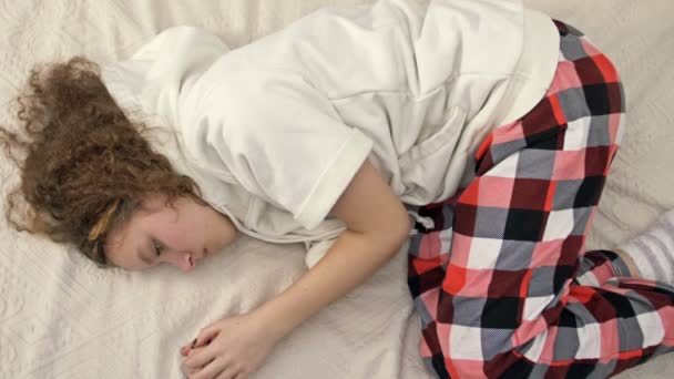 Adolescente introvertida angustiada 13s niña yace en la cama en el hogar sufren de discriminación escolar o problemas de intimidación. Adolescente triste infeliz estresado con problemas psicológicos. Solitario, concepto marginado. — Vídeos de Stock