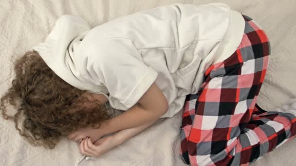 Opprørt tenåringsjente som faller på senga og gråter. Tenåringsdepresjon og sosiale problemer. – stockvideo
