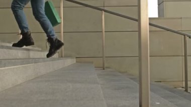 Alt geçitten ya da metrodan inen farklı insanların bacakları..