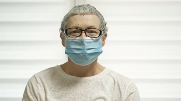 Kemoterápia utáni orvosi maszkos idős nő portréja. — Stock videók