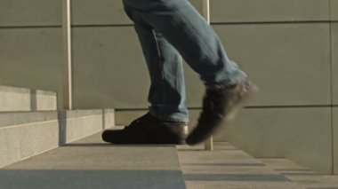 Tren istasyonunda ya da metroda merdivenleri çıkan farklı insanların bacakları..