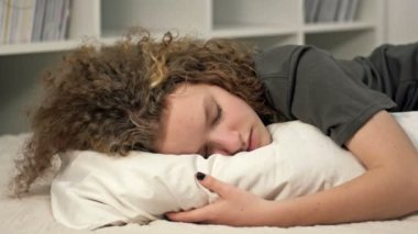 Sıkıntılı, içe dönük 13 'lü yaşlardaki kız çocuğu evde yatakta yatıyor ve okul ayrımcılığı ya da zorbalıktan muzdarip. Mutsuz üzgün ergen psikolojik sorunlarla strese girdi. Yalnız, dışlanmış konsept.