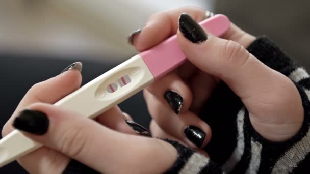 Позитивний тест на вагітність в руках дівчинки-підлітка . — стокове відео