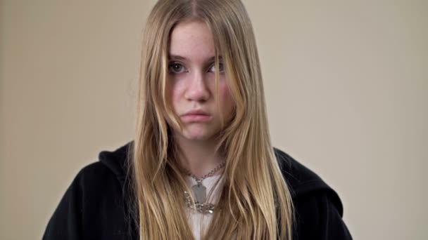Portret sfrustrowanej nastolatki z napisem POMOC ME. — Wideo stockowe