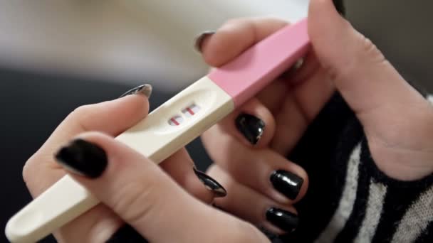 Positivt graviditetstest i händerna på en tonårsflicka. — Stockvideo