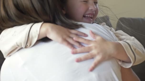 Anneler Günü. Pijamayla uyanan küçük kız annesine mutlulukla sarılıyor.. — Stok video
