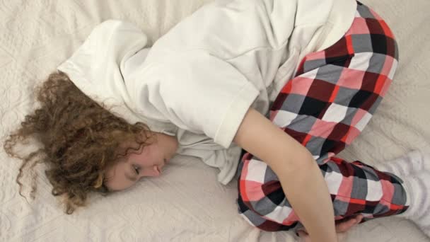 Upprörd tonårstjej som ramlar på sängen och gråter. Tonårsdepression och sociala problem. — Stockvideo