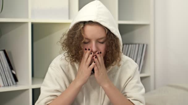 Frustrované dospívající dívka přemýšlí o svých problémech a jak najít řešení pro ně. — Stock video
