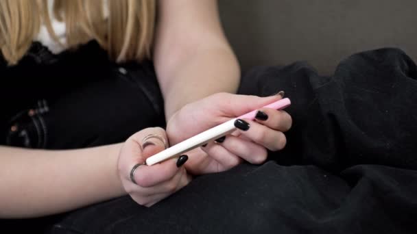 Test di gravidanza positivo nelle mani di una ragazza adolescente. — Video Stock