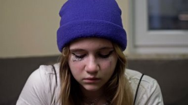 Ağlayan genç bir kızın portresi. Yaş sorunları. Acı, kızgınlık..