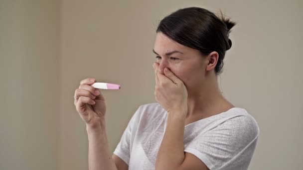 Mujer se regocija por los resultados de la prueba de embarazo. — Vídeo de stock