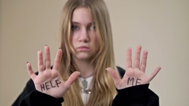 Portré egy frusztrált tizenéves lány mutatja a tenyerét a felirattal SEGÍTSÉG MEG. — Stock videók