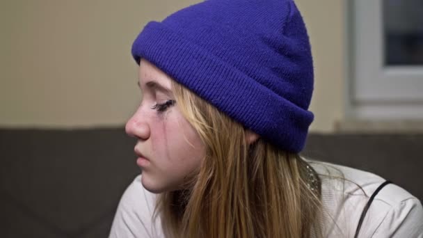 Портрет красивой девочки-подростка со слезами на глазах. — стоковое видео