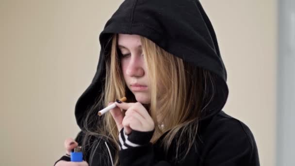 Девочка-подросток собирается курить, но что-то ее останавливает. Проблемы подросткового возраста. — стоковое видео