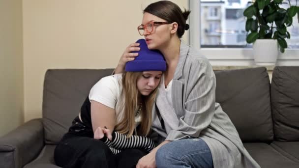 Mutter umarmt ihre Teenager-Tochter und tröstet sie. Liebe, Verständnis und Unterstützung in der Familie. — Stockvideo