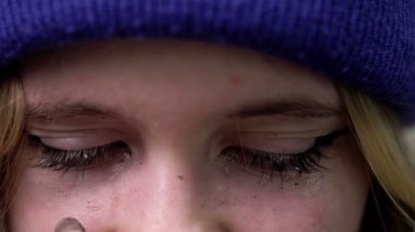 Ağlayan bir kızın gözleri. Yakın plan..