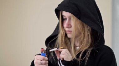 Genç bir kız sigara içmek üzere ama bir şey onu durduruyor. Ergenlik sorunları..