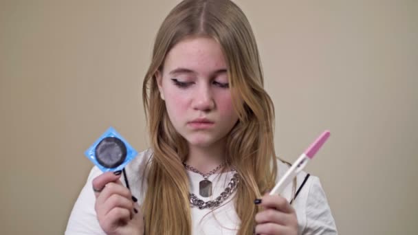 Девочка-подросток призывает использовать контрацептивы, чтобы избежать нежелательной беременности. — стоковое видео