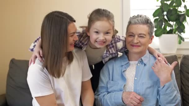 Retrato de abuela, madre e hija. Tres generaciones de mujeres en la familia. — Vídeos de Stock