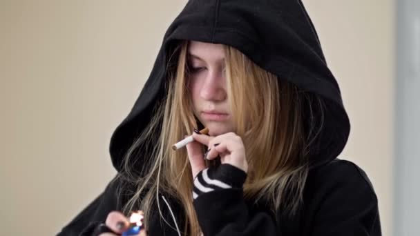Девочка-подросток собирается курить, но что-то ее останавливает. Проблемы подросткового возраста. — стоковое видео
