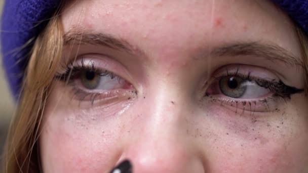 De ogen van een huilend meisje. Close-up. — Stockvideo