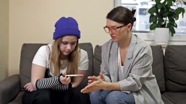 Mamma cerca di sostenere la figlia minore, che ha raccontato della sua gravidanza. — Video Stock