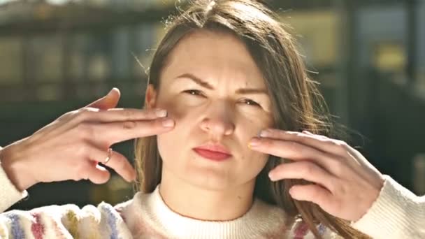 Portret van een vrouw die gele en blauwe strepen op haar wangen schildert. Oekraïense vlag. Oorlog tussen Oekraïne en Rusland. — Stockvideo