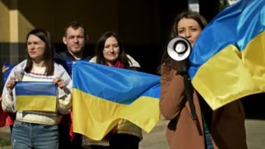 Ukrayna 'daki savaşı ve Rus işgalini protesto etmek. Ukrayna 'yı destekleyen bir gösteride bayraklı insanlar.