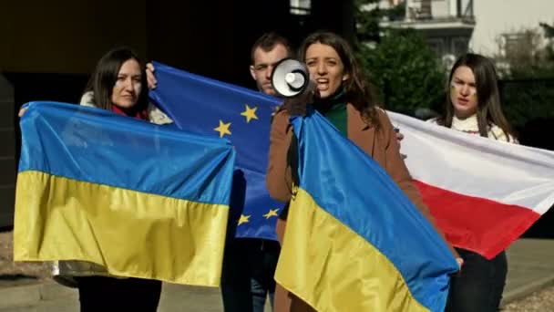 Protest tegen de oorlog in Oekraïne en de Russische invasie. Mensen met vlaggen bij een demonstratie ter ondersteuning van Oekraïne. — Stockvideo