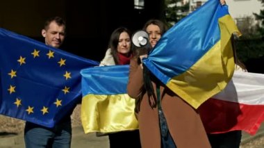 Ukrayna 'daki savaşı ve Rus işgalini protesto etmek. Ukrayna 'yı destekleyen bir gösteride bayraklı insanlar.