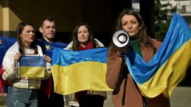 Ukrayna 'daki savaşı ve Rus işgalini protesto etmek. Ukrayna 'yı destekleyen bir gösteride bayraklı insanlar.