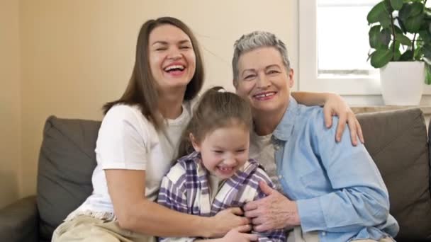 Portrét babičky, matky a dcery. Tři generace žen v rodině. — Stock video