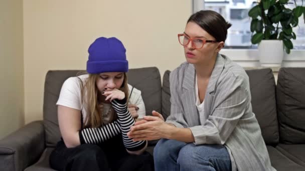 Schwierige Gespräche zwischen Mutter und Tochter im Teenageralter. Liebe, Verständnis und Unterstützung in der Familie. Muttertag. — Stockvideo