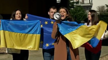 Ukrayna 'daki savaşı ve Rus işgalini protesto etmek. Ukrayna 'yı destekleyen bir gösteride bayraklı insanlar.