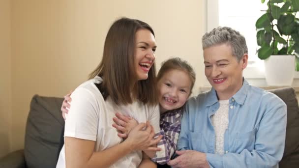 Retrato de abuela, madre e hija. Tres generaciones de mujeres en la familia. — Vídeo de stock