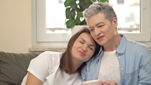 Una anciana abraza suavemente a su hija adulta. Valores familiares. Día de las Madres. — Vídeo de stock