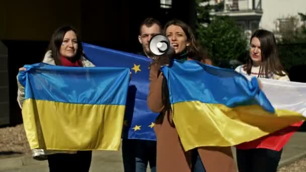 Tiltakozom az ukrajnai háború és az orosz invázió ellen. Az Ukrajnát támogató tüntetésen zászlókkal rendelkező emberek. — Stock videók