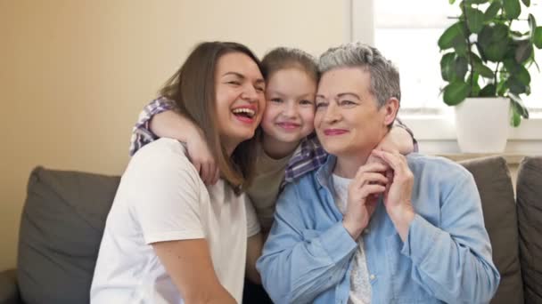 Retrato de abuela, madre e hija. Tres generaciones de mujeres en la familia. — Vídeo de stock