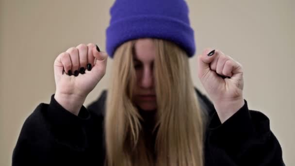 Portret van een gefrustreerd tienermeisje dat haar handpalmen laat zien met de inscriptie HELP ME. — Stockvideo