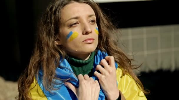 Omuzlarında Ukrayna bayrağı olan bir kadının portresi. Ukrayna 'daki savaşa ve Rus saldırısına karşı protesto. — Stok video